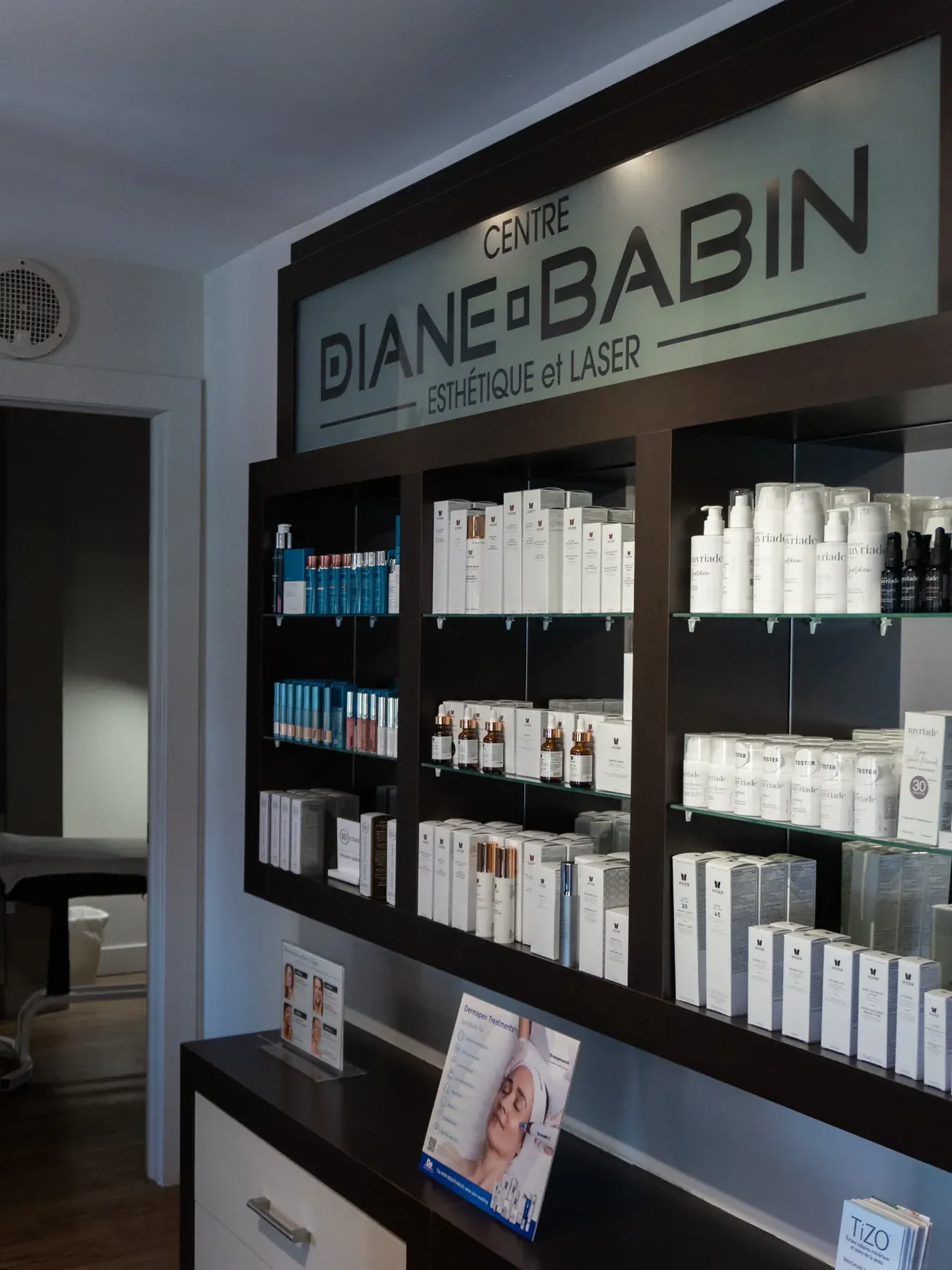 Présentoir actuel de produits professionnels au Centre Diane Babin à Trois-Rivières