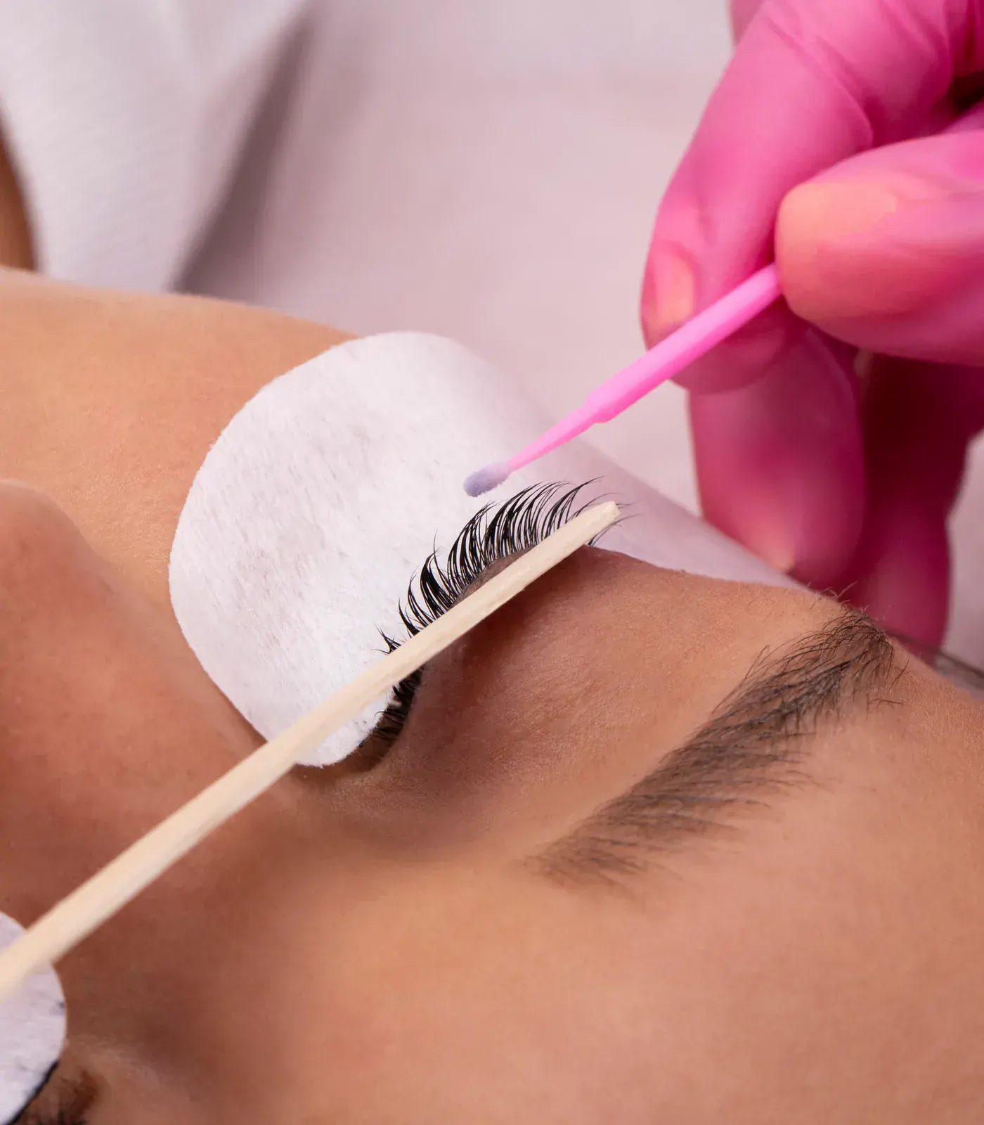 Application d’un soin de lash lift coréen sur les cils naturels à Trois-Rivières